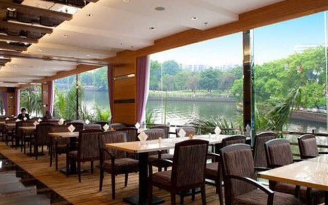 Riverside Hotel