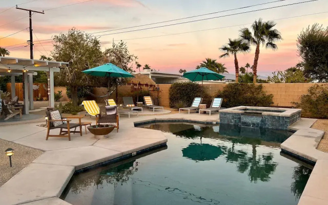 Mid Century Ranch - Private Resort-style Pool!
