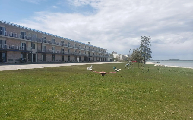 Days Inn & Suites by Wyndham St. Ignace Lakefront