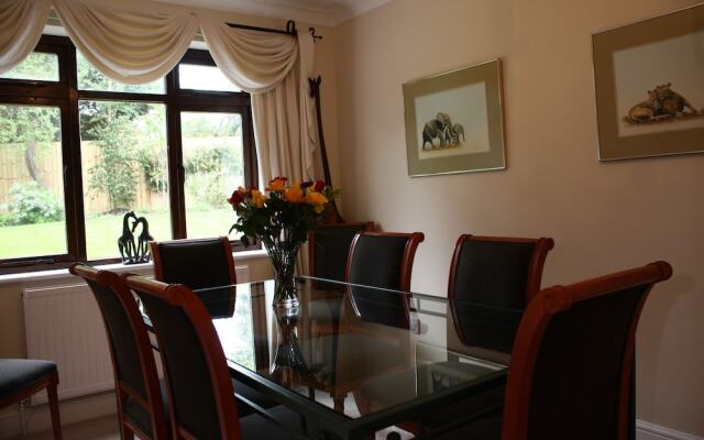 Spacious Homestay With Parking