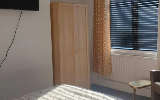 2 Bed-sleeps 3-free Parking-5 Min To Beach