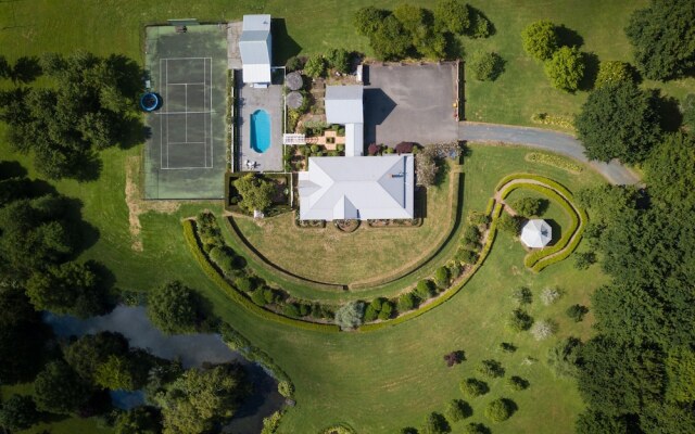 Magnificent Karaka Estate with Swimming Pool