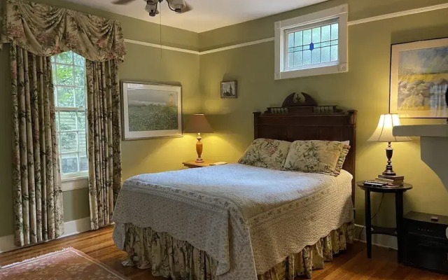 Rothschild-Pound House Inn