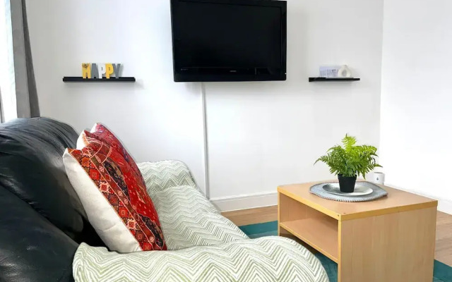 Comfortable and Convenient 1-bed Apart in Romford