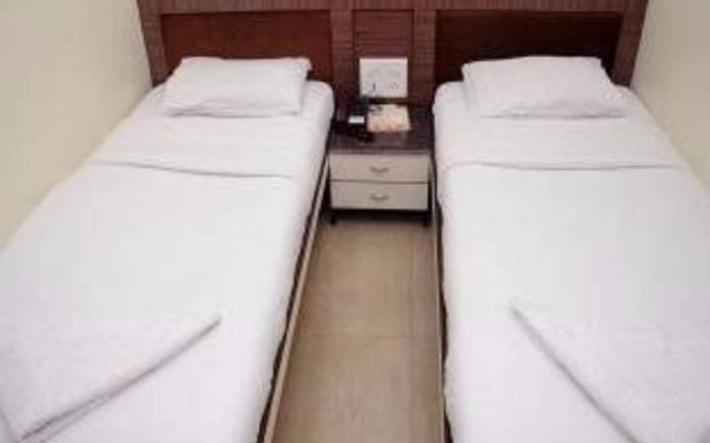 OYO 424 Hotel Apple Suites