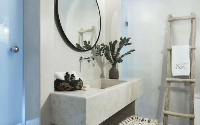 White and Co. La Torre Suites