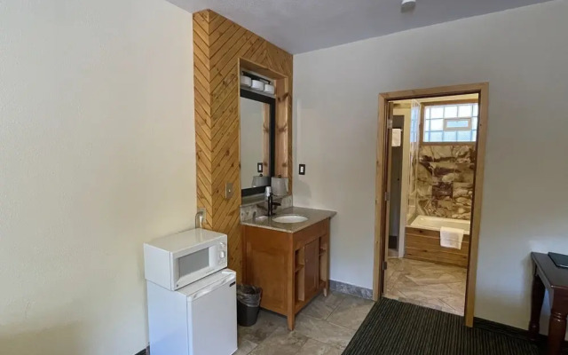 Pikes Peak Inn