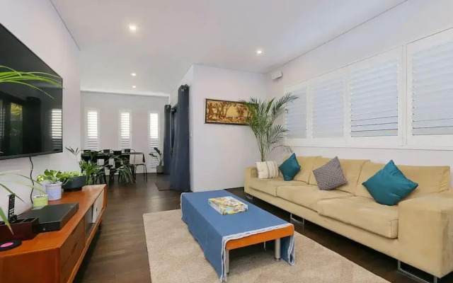 Luxury 4-bedroom House - Mount Lawley