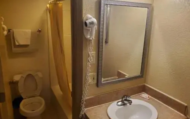 Colonial House Motel