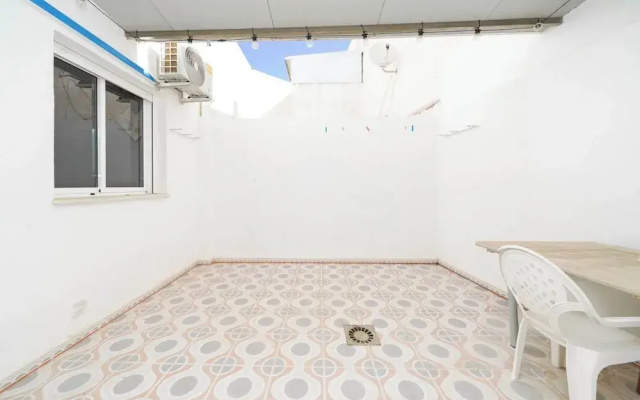 Modern 3-bed Apt, Sleeps 7, 6 Min Walk to Beach