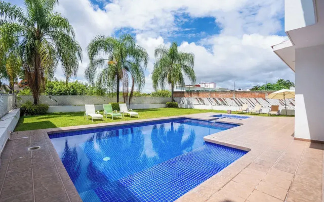 Spacious 5 Bedroom Oasis with Pool & BBQ
