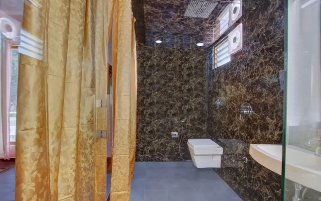 Oyo 27753 Kasa Luxury Inn