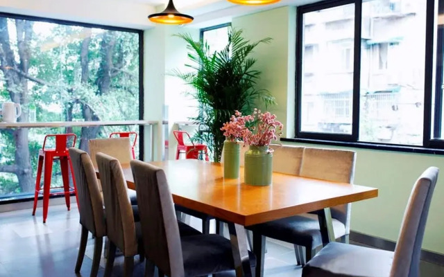 Simple Capsule Youth Hostels