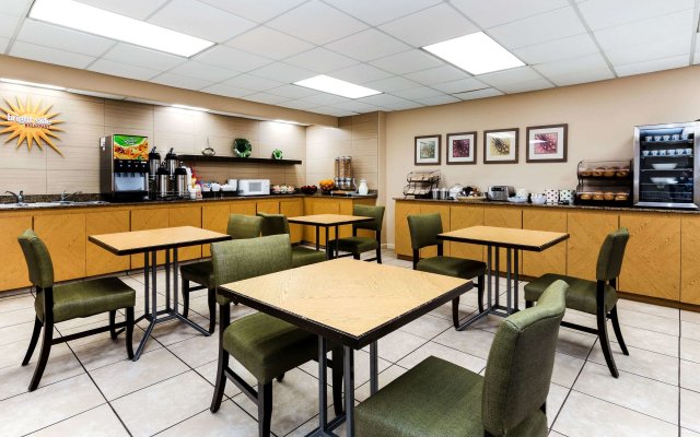 La Quinta Inn & Suites by Wyndham St. Pete-Clearwater Airpt