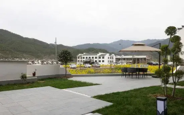 Three Lives and One Residence in Huangling, (Huangling Scenic Area Store)