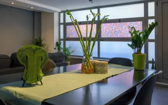 Gazi Metro APT Urban Balcony Oasis