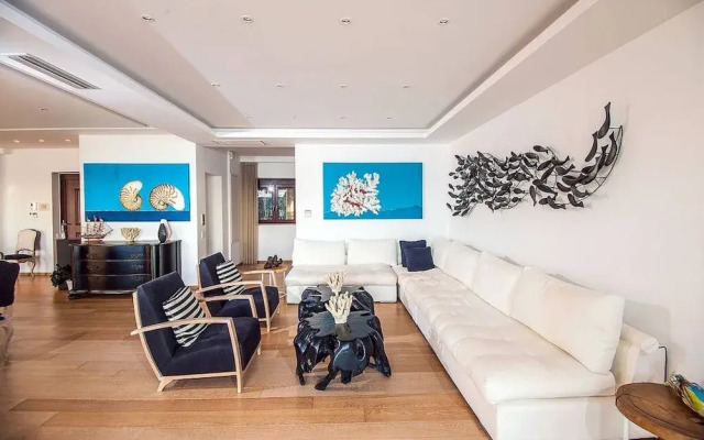 Beach Access 5 Bedroom Villa