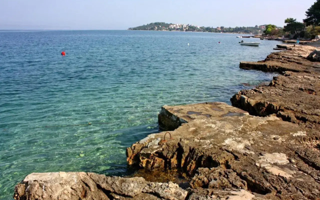 Apartments by the sea Necujam, Solta - 5182