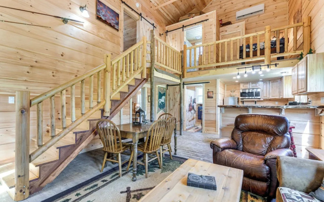 On-site Creek Access: Pet-friendly Cosby Cabin!