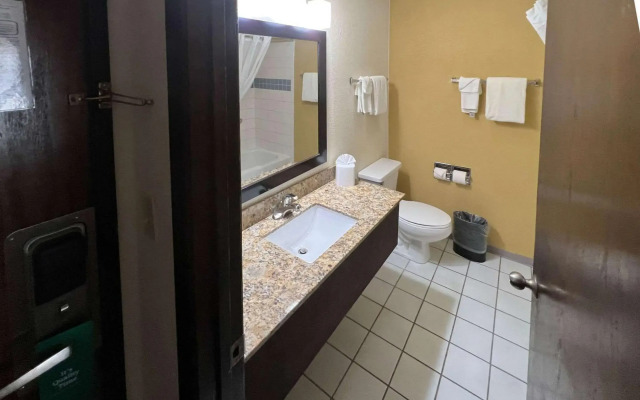 Quality Inn & Suites Farmington