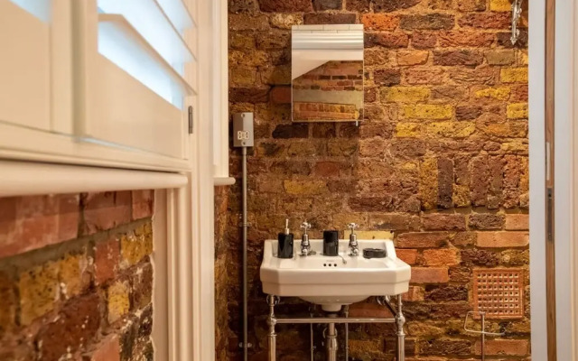 2 Bedroom Apt Bethnal Green Yard View