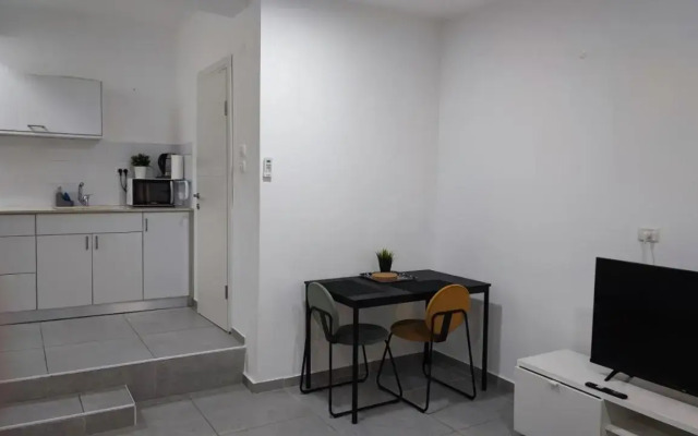 Studio Apartment 12 Minutes from Bahai's garden