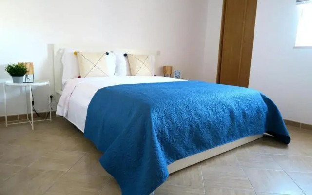 Albufeira Central Apartment, 10 mins walk to beach