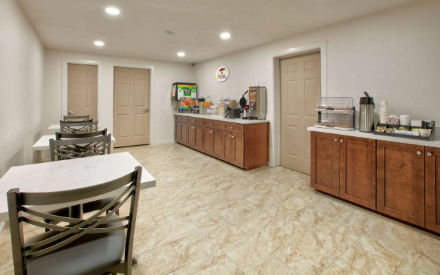 Super 8 by Wyndham Victoria / South / Hwy 59