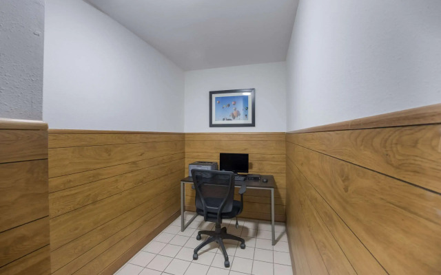 Quality Inn & Suites Clayton, NM