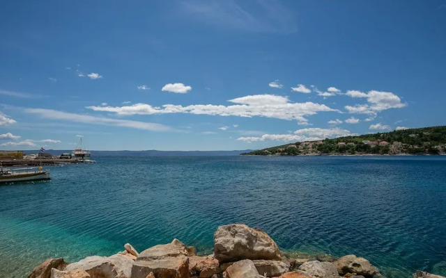 Simplistic Holiday Home in Sumartin near Sea Beach