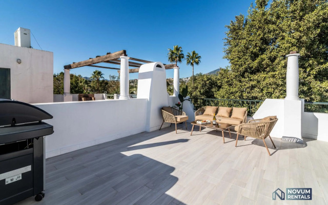 TOP RENOVATED 3-BDRM TOWNHOUSES with POOL, BBQ & ROOFTOP TERRACES