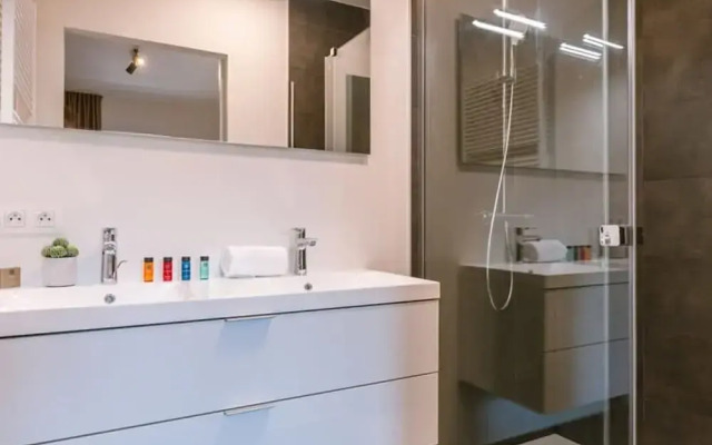 Cozy Apartment a Stone s Throw From the Beach