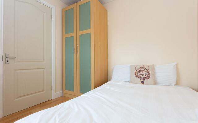 3 Bedroom Flat Near Canary Wharf