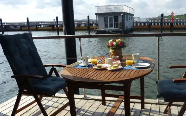 Houseboat Harmony