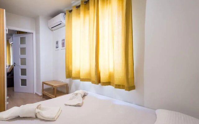 Downtown urban flat for 4 people in Plaka
