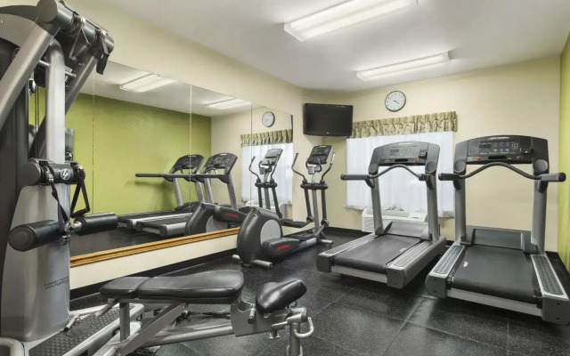 Holiday Inn Express & Suites Elyria by IHG