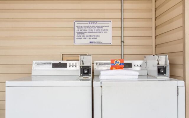 Super 8 Motel - Monticello