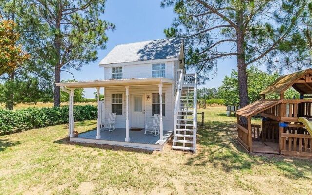 Fischer 3 Bedroom Farmhouse by RedAwning