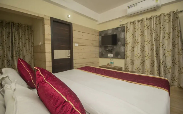 OYO 25007 Hotel Royal Garden