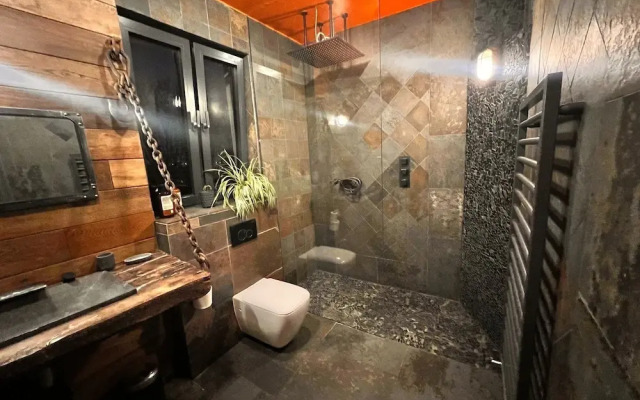Designer Villa With spa and Magical Views, 5 bdr