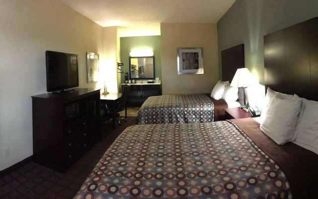 Pearsall Inn & Suites