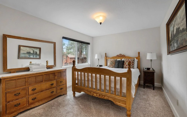 Hall Court Manor - Hot Tub, Pet Friendly, Pool Table!