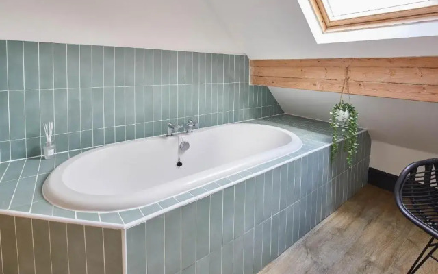 Host Stay Raven House