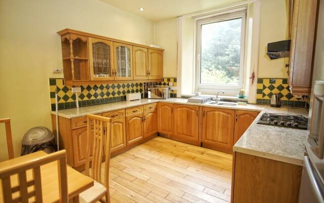 Spacious 2 Bedroom Flat, Leith Walk