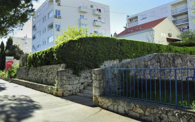 Green Garden Apartment