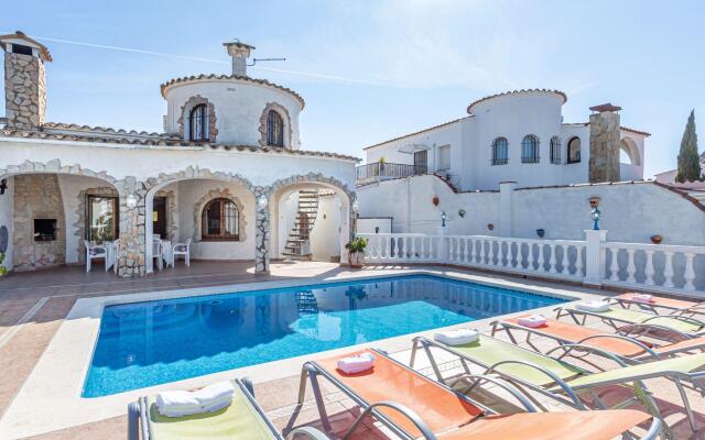 holiday house in Empuriabrava with private pool and mooring