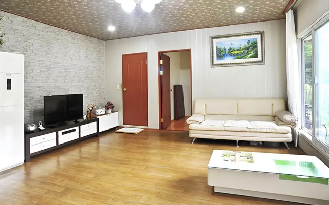 Gapyeong Hwaaksan Acrossvalley Pension