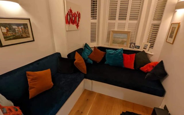 Cheerful 4 Bedroom Home in the Heart of London