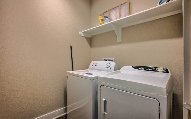 College Station Townhome w/ Furnished Patio!