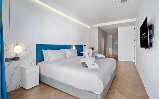 Premier 3-bedroom Apartment E333 Beachfront